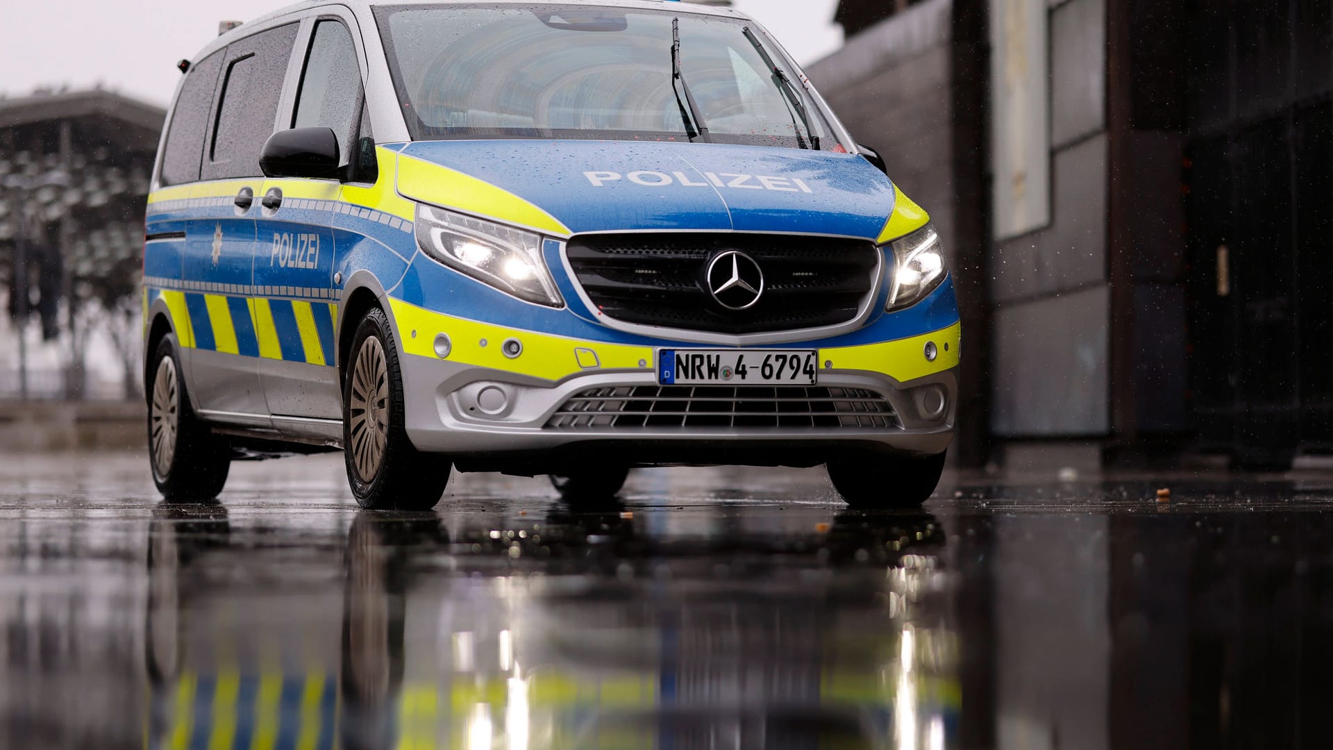 Polizeiauto im Einsatz (Symbolfoto): In Mettmann wurde ein junger Ukrainer fremdenfeindlich angegangen und dann verprügelt.