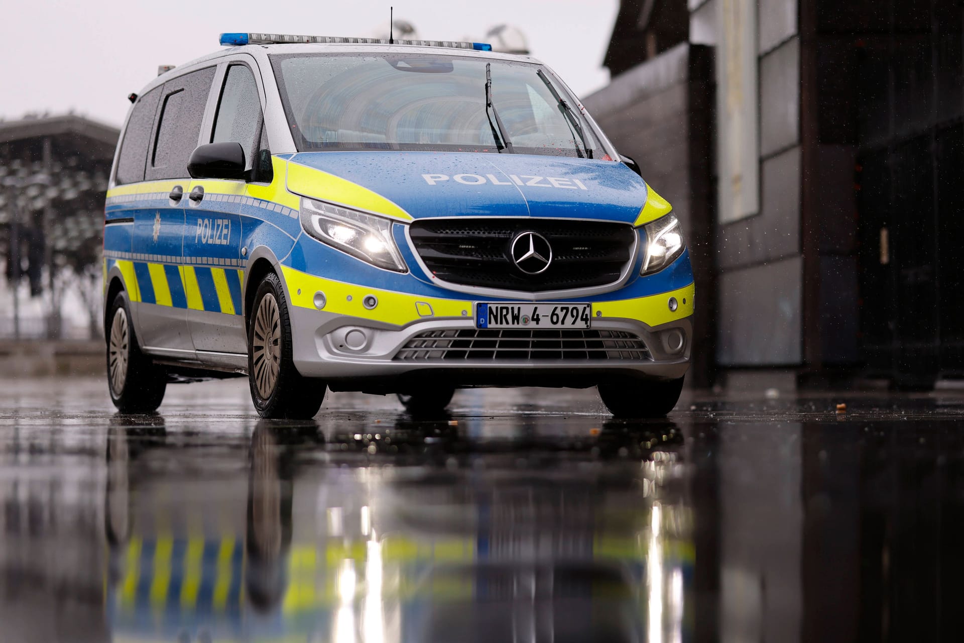 Polizeiauto im Einsatz (Symbolfoto): In Mettmann wurde ein junger Ukrainer fremdenfeindlich angegangen und dann verprügelt.