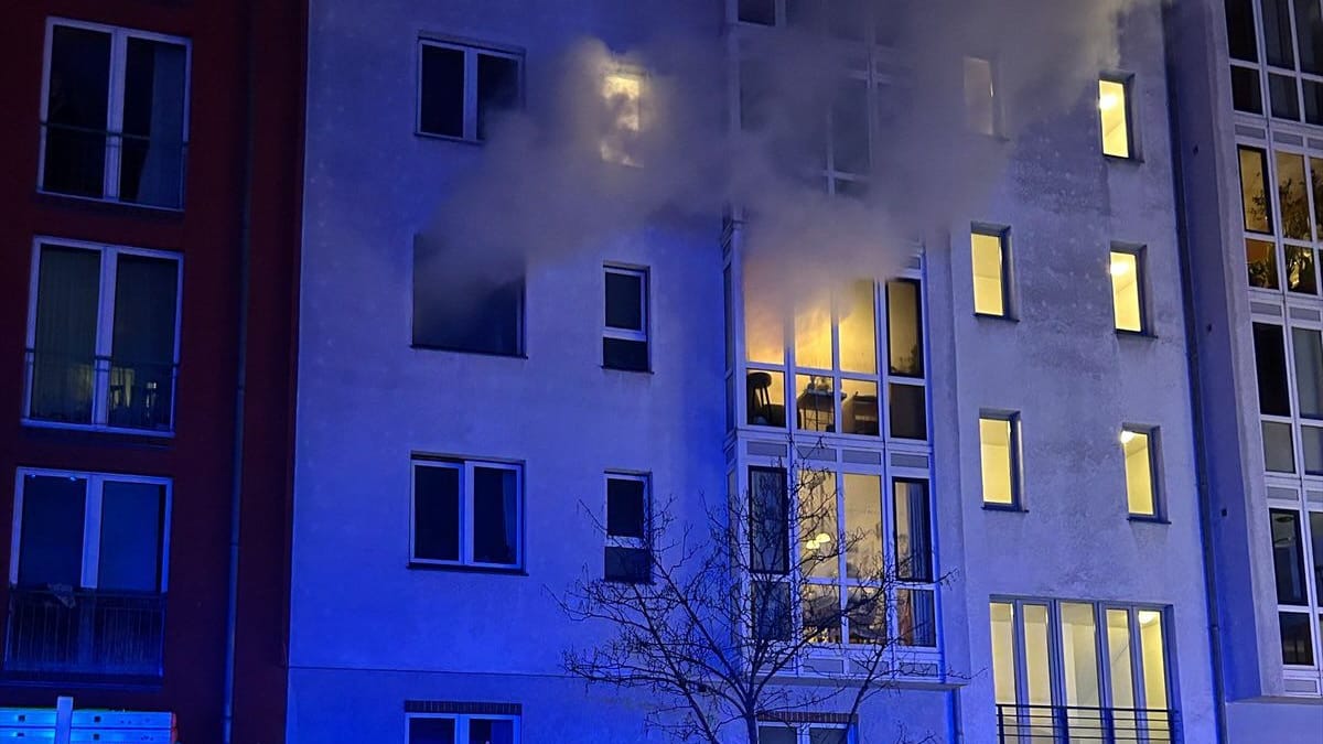 Berlin: In Friedrichshain kam es in der Nacht zu Sonntag zu einem Wohnungsbrand. Ein Mensch starb. Berlin: In Friedrichshain kam es in der Nacht zu Sonntag zu einem Wohnungsbrand. Ein Mensch starb.