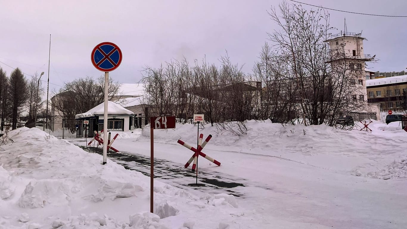 Ein Blick auf den Eingang der Strafkolonie "Polarwolf" im Norden Russlands.