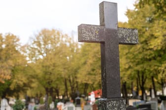 Ein Grabstein auf einem Friedhof (Symbolbild): Der Bremer Krimiautor Michael Koser ist tot.