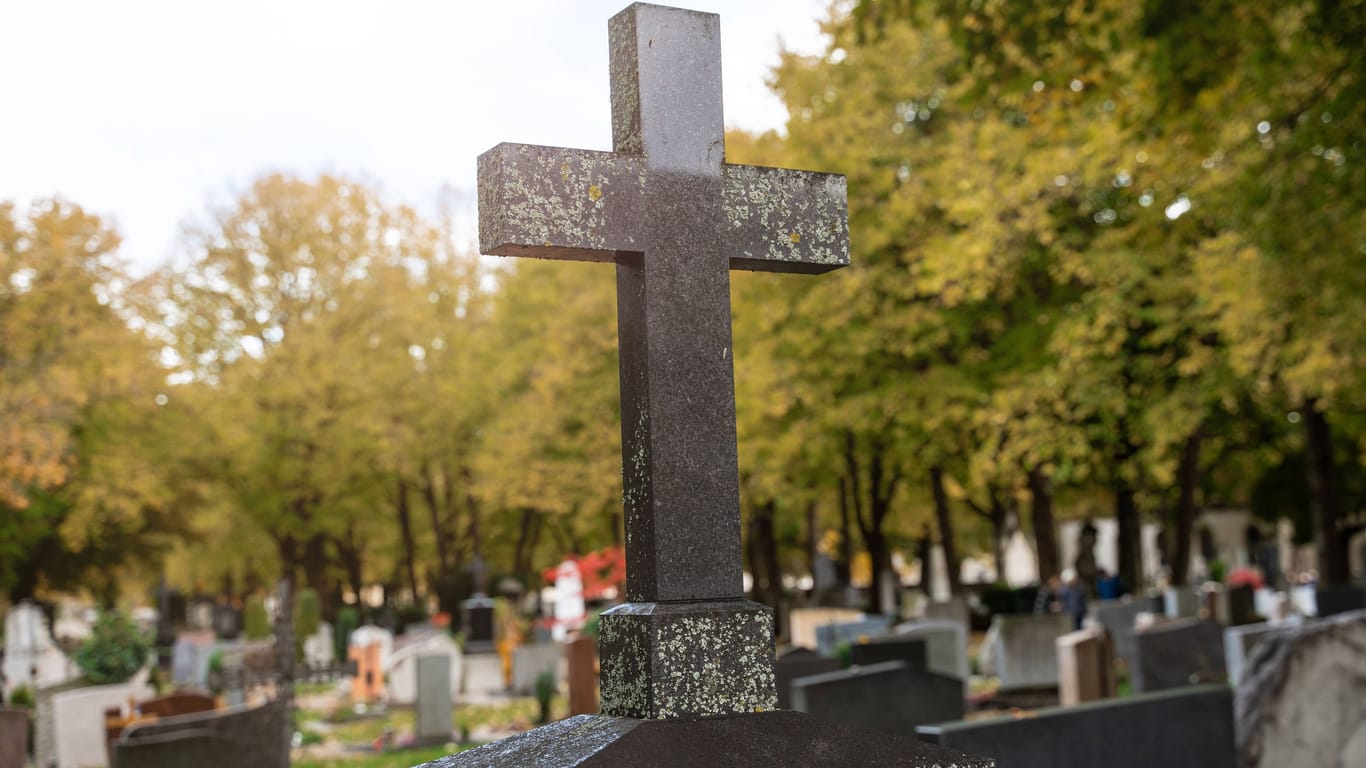 Ein Grabstein auf einem Friedhof (Symbolbild): Der Bremer Krimiautor Michael Koser ist tot.