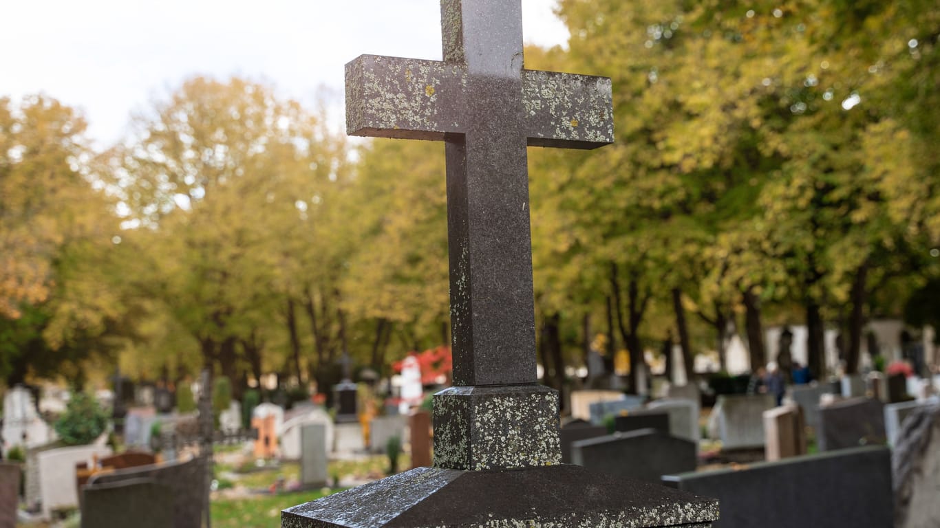 Ein Grabstein auf einem Friedhof (Symbolbild): Der Bremer Krimiautor Michael Koser ist tot.