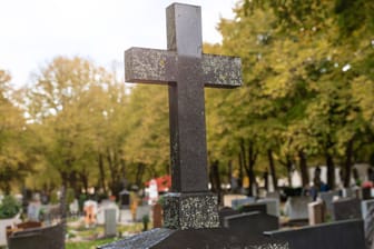 Ein Grabstein auf einem Friedhof (Symbolbild): Der Bremer Krimiautor Michael Koser ist tot.