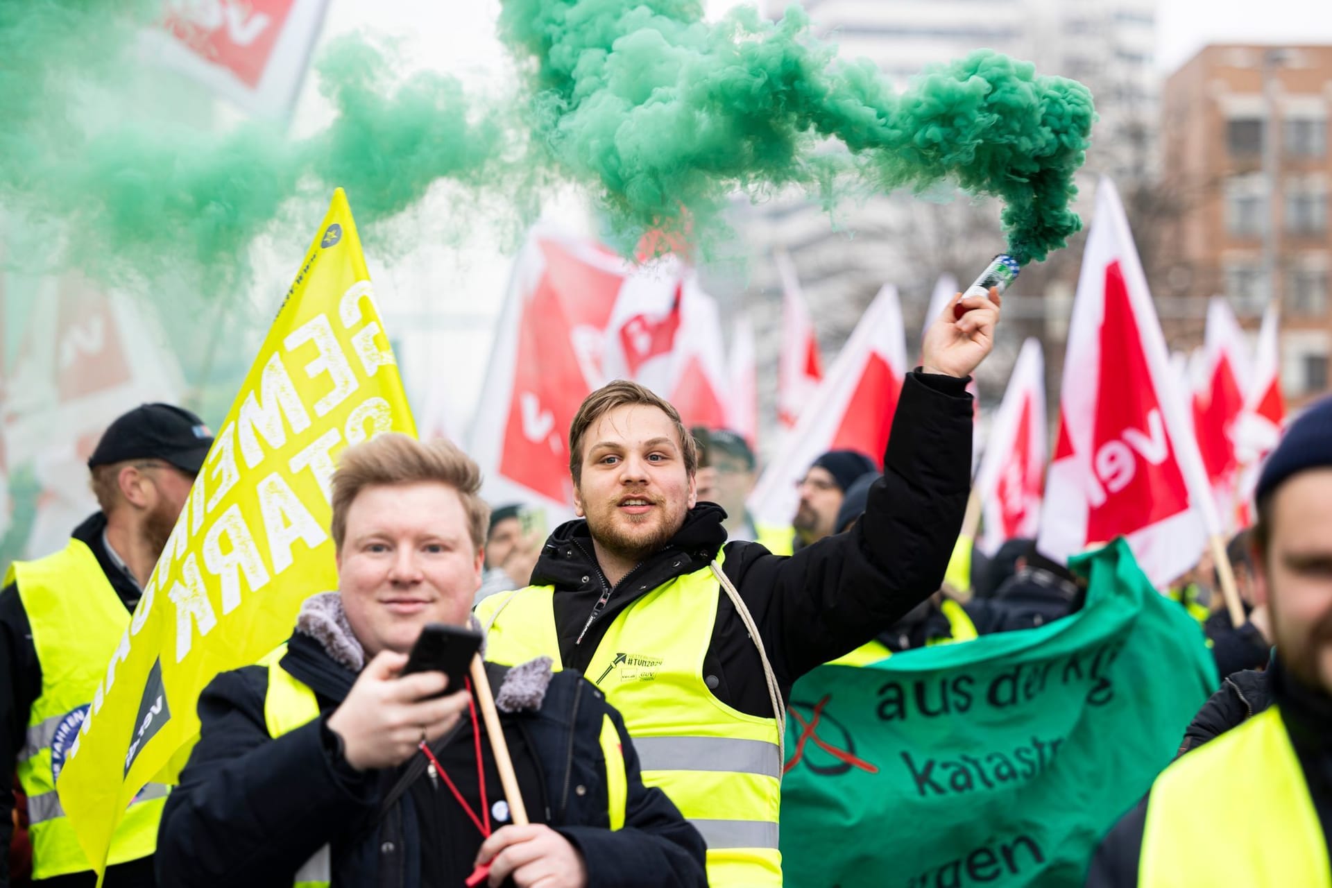 Streikende bei einer Verdi-Demonstration in Hannover: Sie fordern bessere Arbeitsbedingungen.