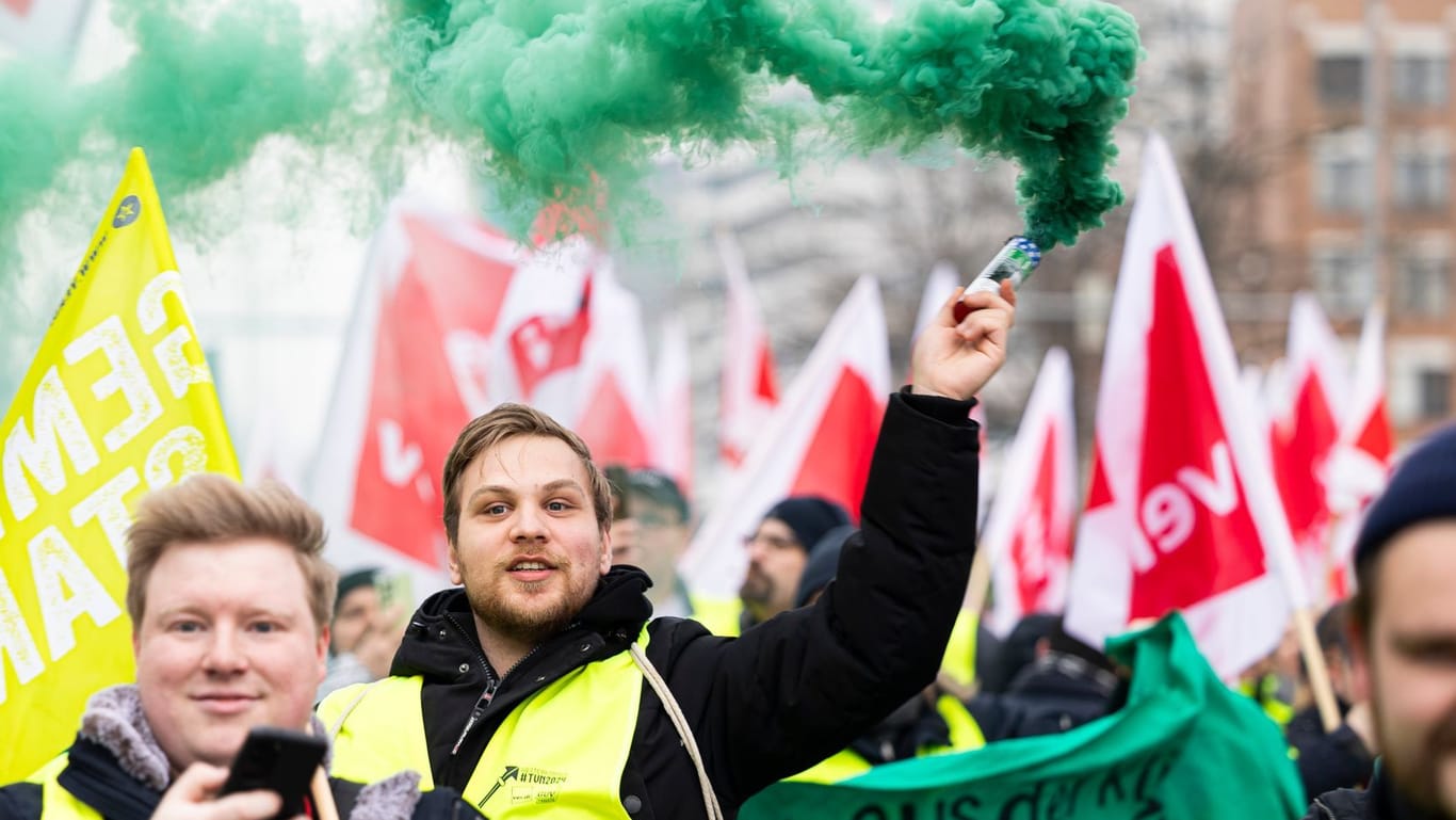 Streikende bei einer Verdi-Demonstration in Hannover: Sie fordern bessere Arbeitsbedingungen.