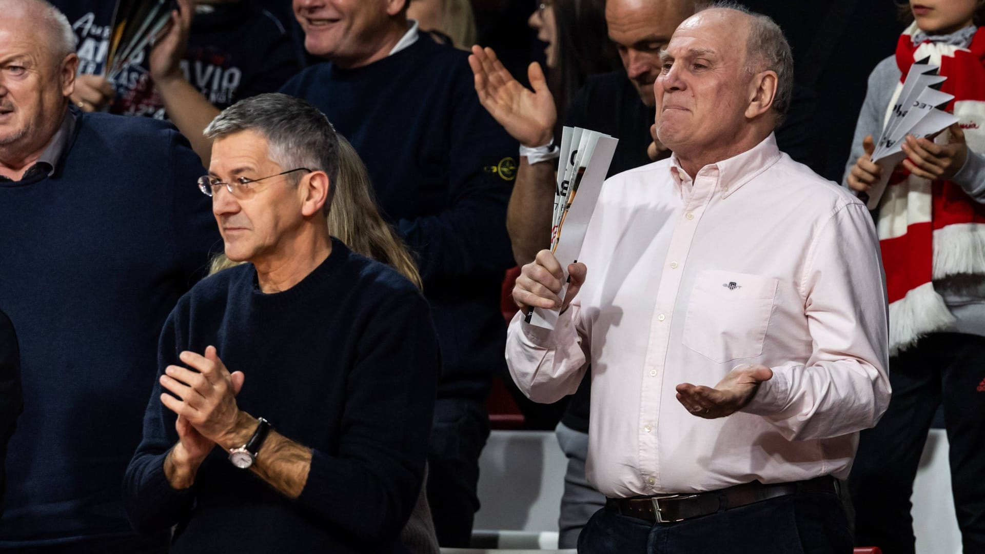 Herbert Hainer (l.) und Uli Hoeneß: Die beiden Bayern-Bosse sind große Unterstützer des Basketballprojekts des FC Bayern.