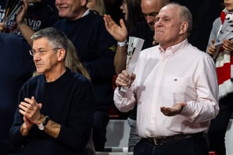 Herbert Hainer (l.) und Uli Hoeneß: Die beiden Bayern-Bosse sind große Unterstützer des Basketballprojekts des FC Bayern.