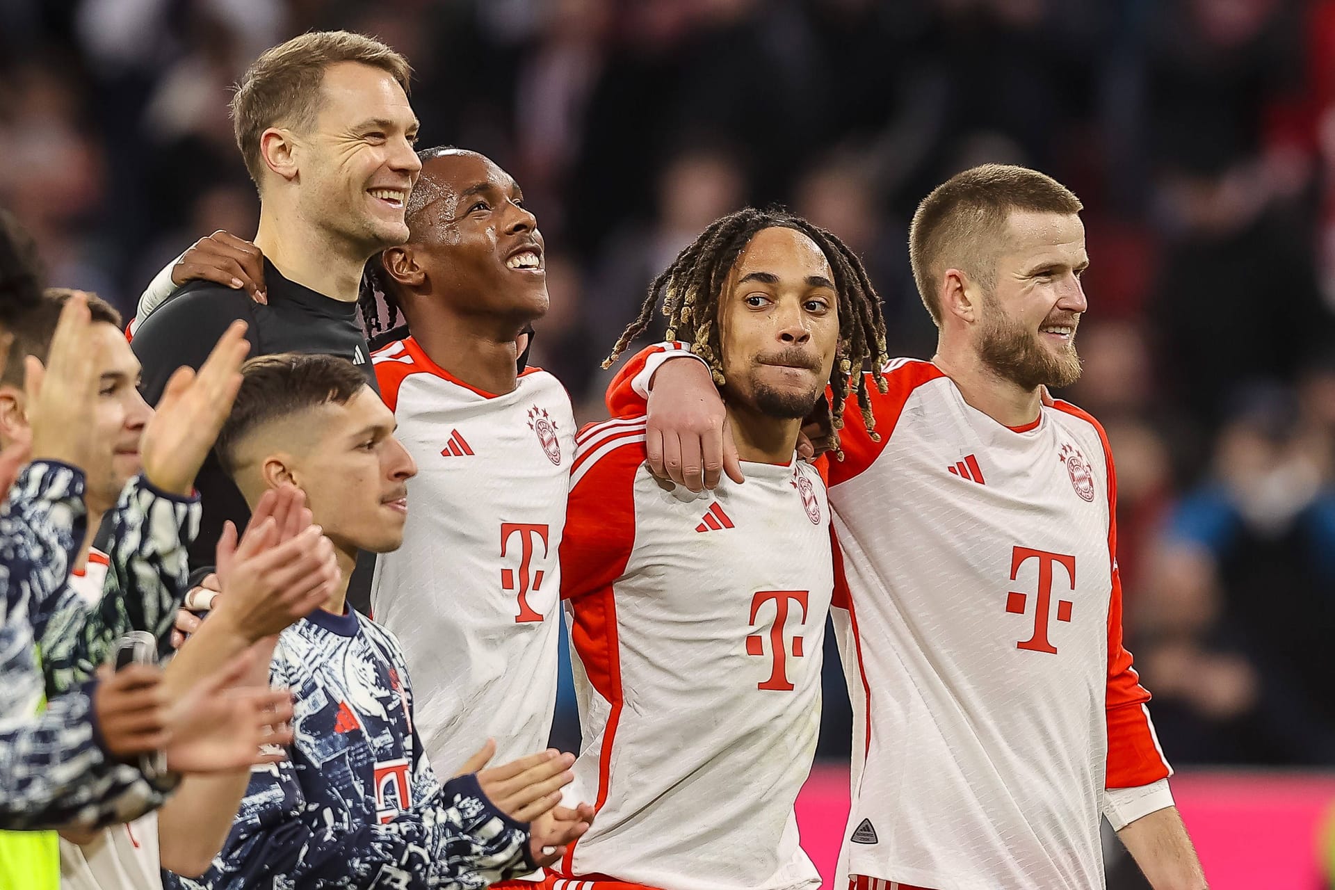 Der FC Bayern dreht die Partie gegen Gladbach und gewinnt am Ende mit 3:1. Damit gelingt den Münchnern vor dem Topspiel in Leverkusen nächste Woche ein wichtiger Sieg. Thomas Müller wird dabei zum Rekordsieger, auch ein Jungstar glänzt. Die Einzelkritik.