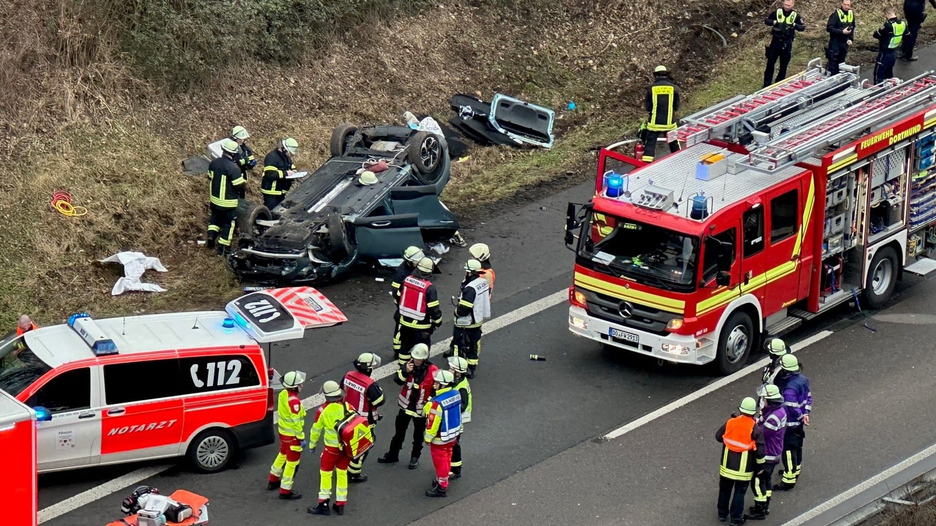 Schwerer Unfall auf der A45 bei Dortmund: Ein Pkw hat sich offenbar überschlagen und ist auf dem Dach liegend auf dem Grünstreifen zu sehen. Schwerer Unfall auf der A45 bei Dortmund: Ein Pkw hat sich offenbar überschlagen und ist auf dem Dach liegend auf dem Grünstreifen zu sehen.