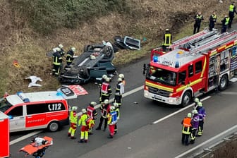 Schwerer Unfall auf der A45 bei Dortmund: Ein Pkw hat sich offenbar überschlagen und ist auf dem Dach liegend auf dem Grünstreifen zu sehen.
