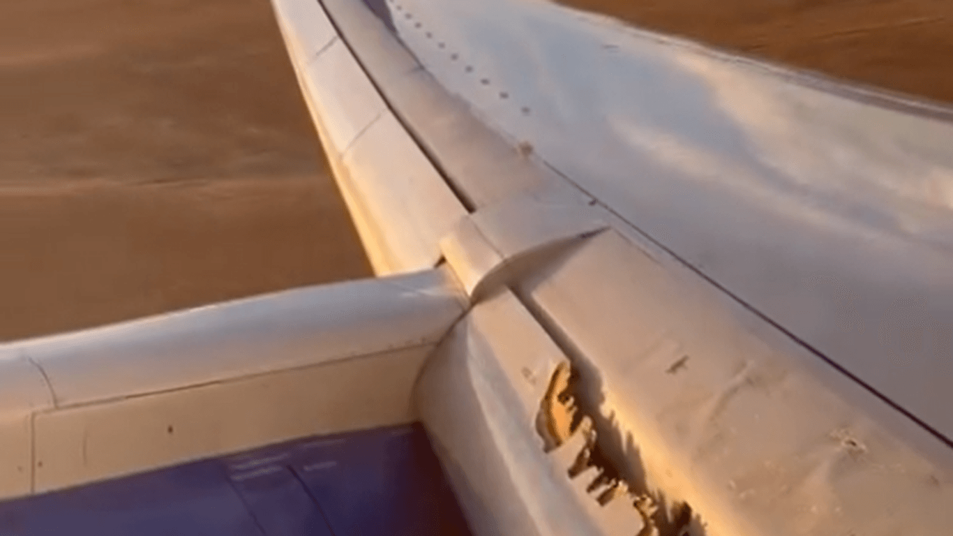 Ein beschädigter Flügel einer Boeing 737: Ein Passagier filmte den Schaden während des Fluges.