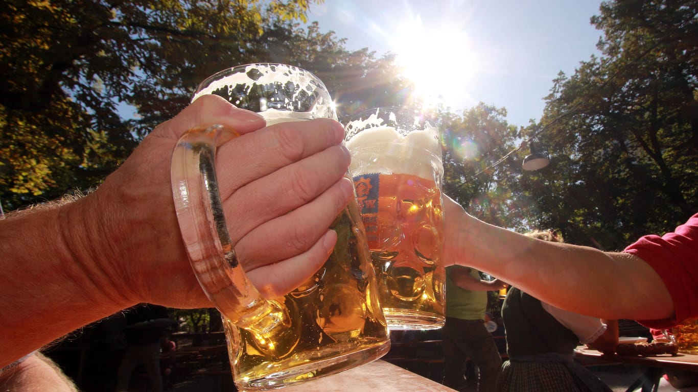 Menschen stoßen mit einem Bier an (Symbolfoto): Ein Dresdner Restaurant muss Insolvenz anmelden.