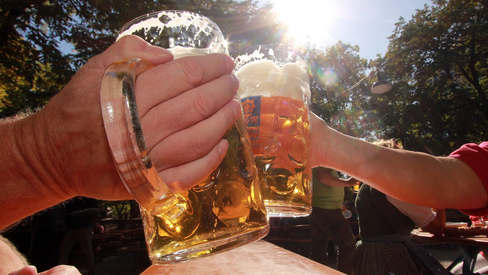 Menschen stoßen mit einem Bier an (Symbolfoto): Ein Dresdner Restaurant muss Insolvenz anmelden.