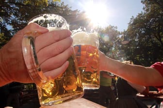 Menschen stoßen mit einem Bier an (Symbolfoto): Ein Dresdner Restaurant muss Insolvenz anmelden.