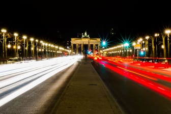 Verkehr in Berlin (Symbolbild): Auf vielen Hauptstraßen könnte bald wieder Tempo 50 gelten,