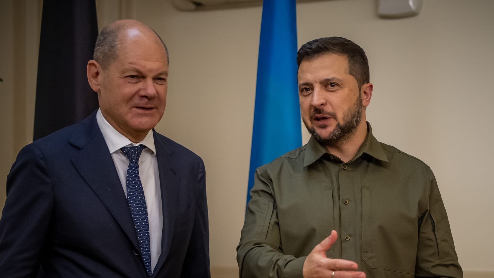 Bundeskanzler Olaf Scholz (l., SPD) und Wolodymyr Selenskyj, Präsident der Ukraine (Archivbild): Die beiden wollen ein Abkommen unterzeichnen.