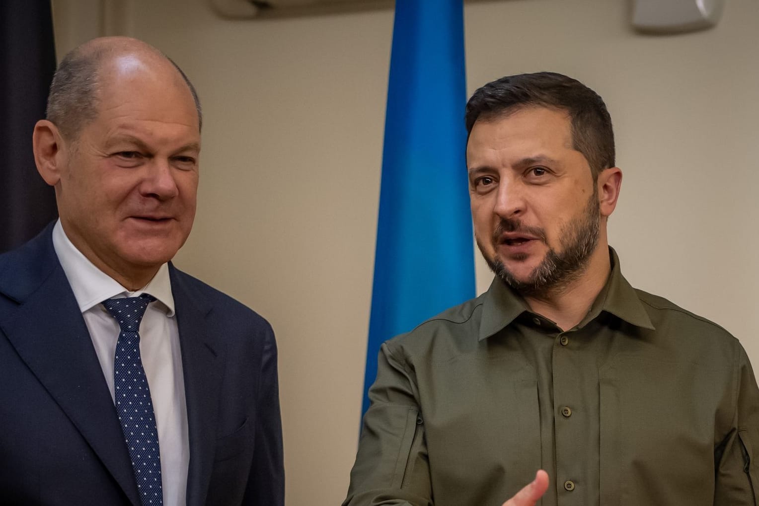 Bundeskanzler Olaf Scholz (l., SPD) und Wolodymyr Selenskyj, Präsident der Ukraine (Archivbild): Die beiden wollen ein Abkommen unterzeichnen.