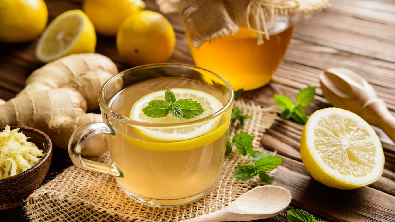 Ingwer-Zitronen-Wasser sagt man viele positive Eigenschaften nach.