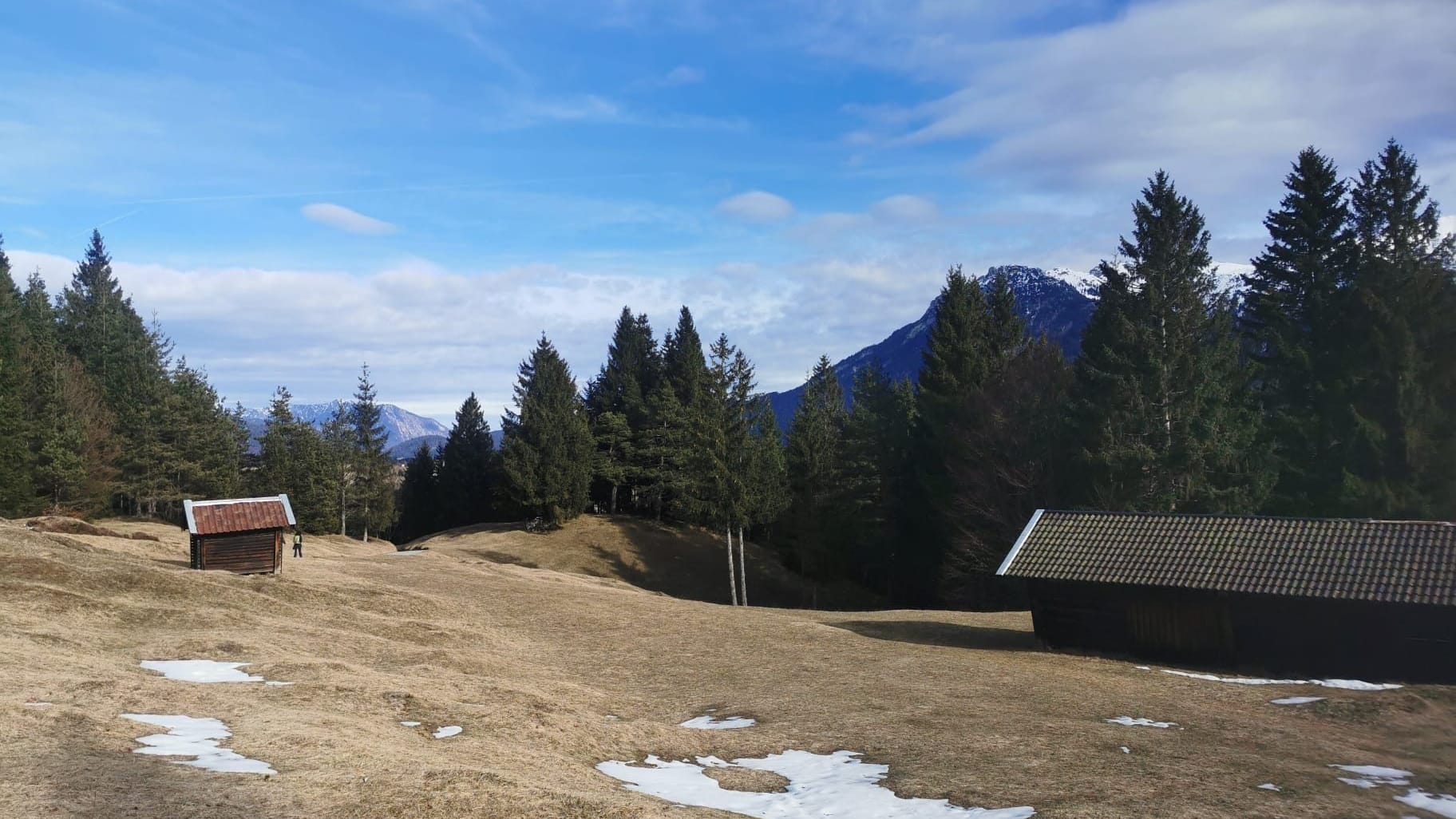 Nur ein paar Schneeinseln: Das "Skigebiet" im Februar 2024.