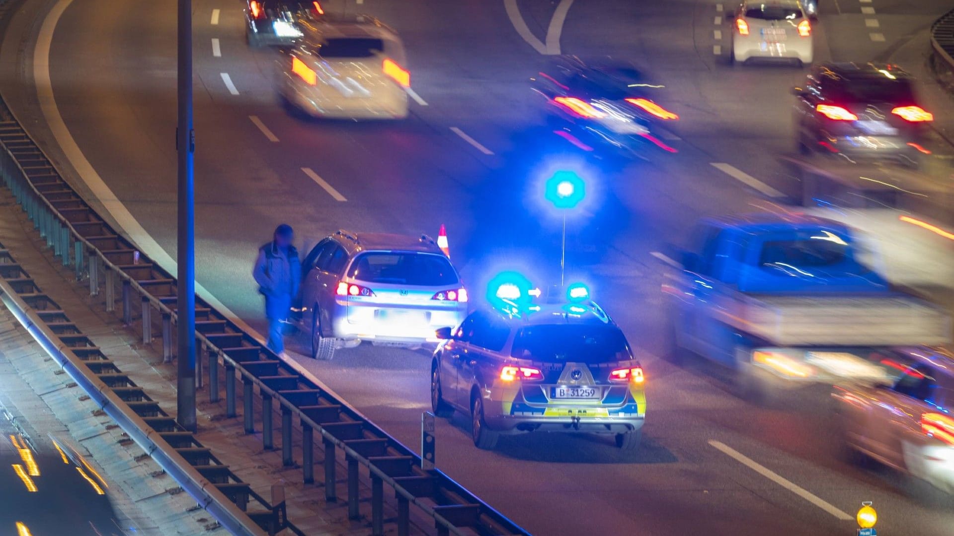 Polizei auf der Autobahn (Archivbild): In Berlin haben Unbekannte Steine auf die Fahnbahn geschmissen.