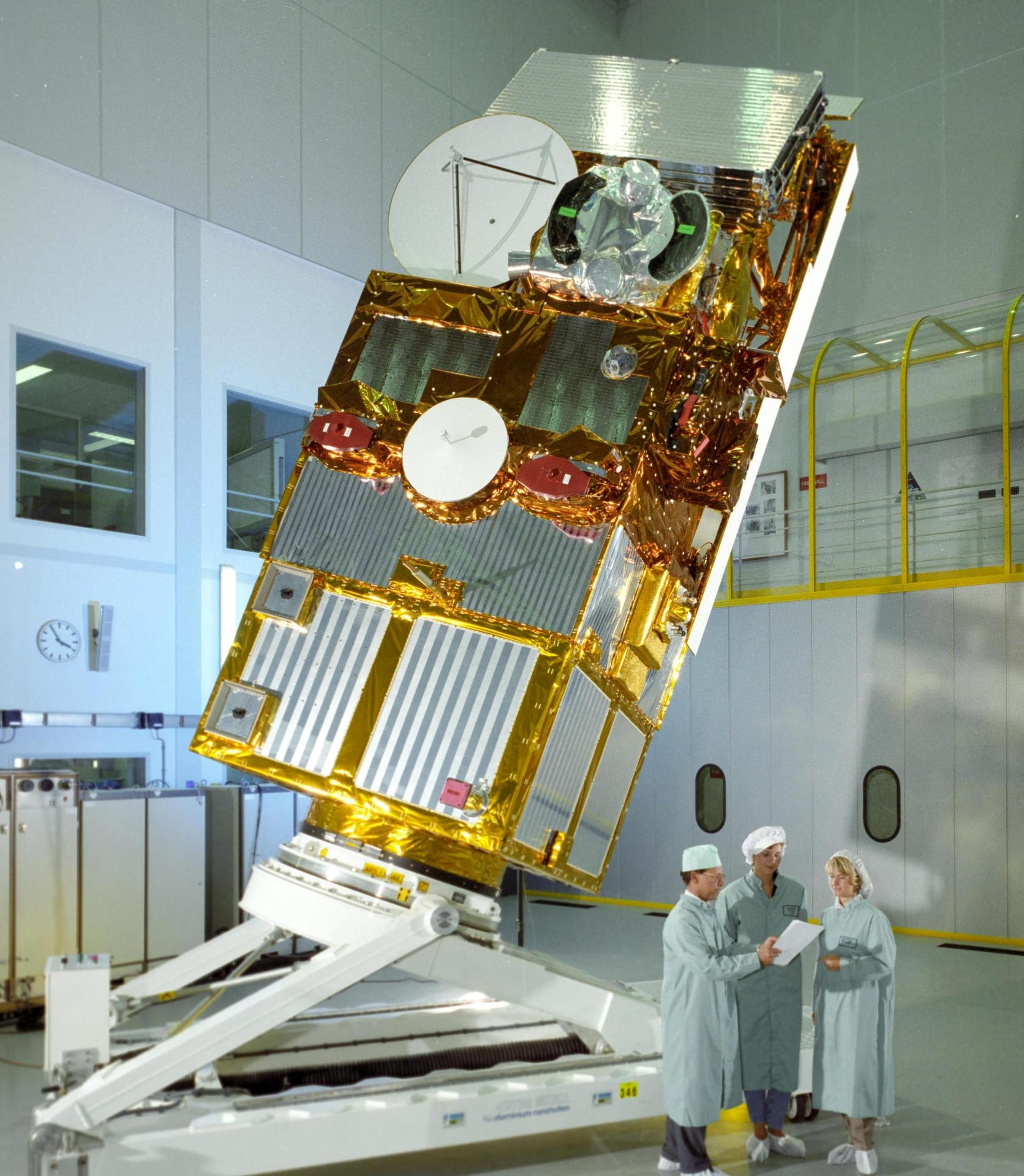 ERS-2 vor seinem Start im Jahr 1995: Das Bild zeigt die Dimensionen des Satelliten.
