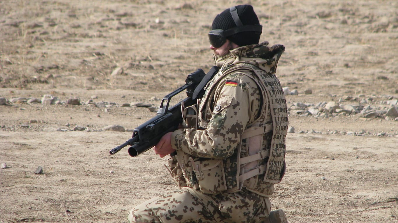Ein deutscher Soldat in Afghanistan (Symbolbild): Die Enquete-Kommission kritisiert den Bundeswehr-Einsatz scharf.