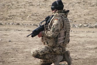 Ein deutscher Soldat in Afghanistan (Symbolbild): Die Enquete-Kommission kritisiert den Bundeswehr-Einsatz scharf.