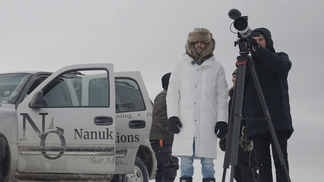 Eine Szene aus der Dokumentation "Time to say goodbye: Warum wir Eisbären zum Spaß töten – eine Dokumentation von Michel Abdollahi": Der Moderator war für die Doku in Kanada unterwegs.
