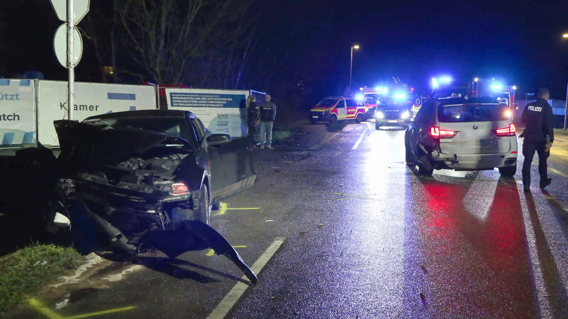 Unfall an der Grutholzallee: Die Beifahrerin des Sportwagens musste schwer verletzt in eine Klinik gebracht werden.