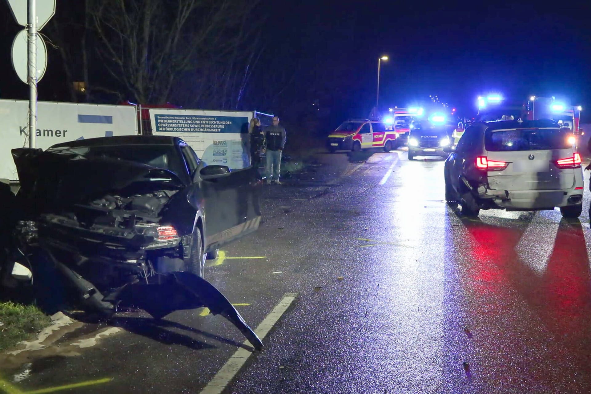 Unfall an der Grutholzallee: Die Beifahrerin des Sportwagens musste schwer verletzt in eine Klinik gebracht werden.