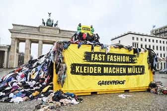 Berlin: Zum Beginn der Fashion Week Berlin protestieren Greenpeace-Aktivisten am Brandenburger Tor.