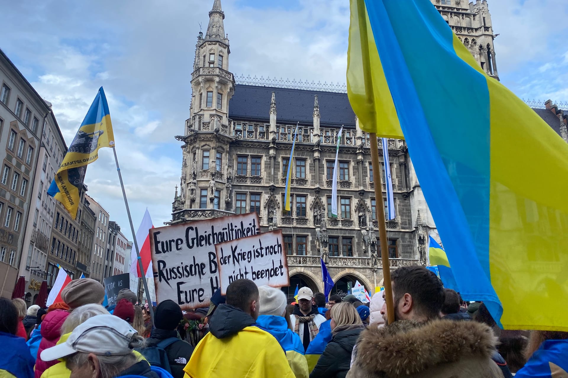 "Der Krieg ist noch nicht beendet", heißt es auf einem der Schilder, die bei der Demo am Marienplatz in München.