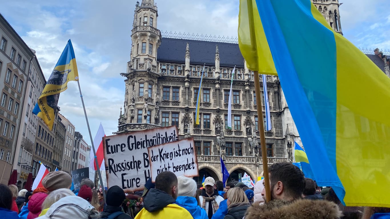 "Der Krieg ist noch nicht beendet", heißt es auf einem der Schilder, die bei der Demo am Marienplatz in München.