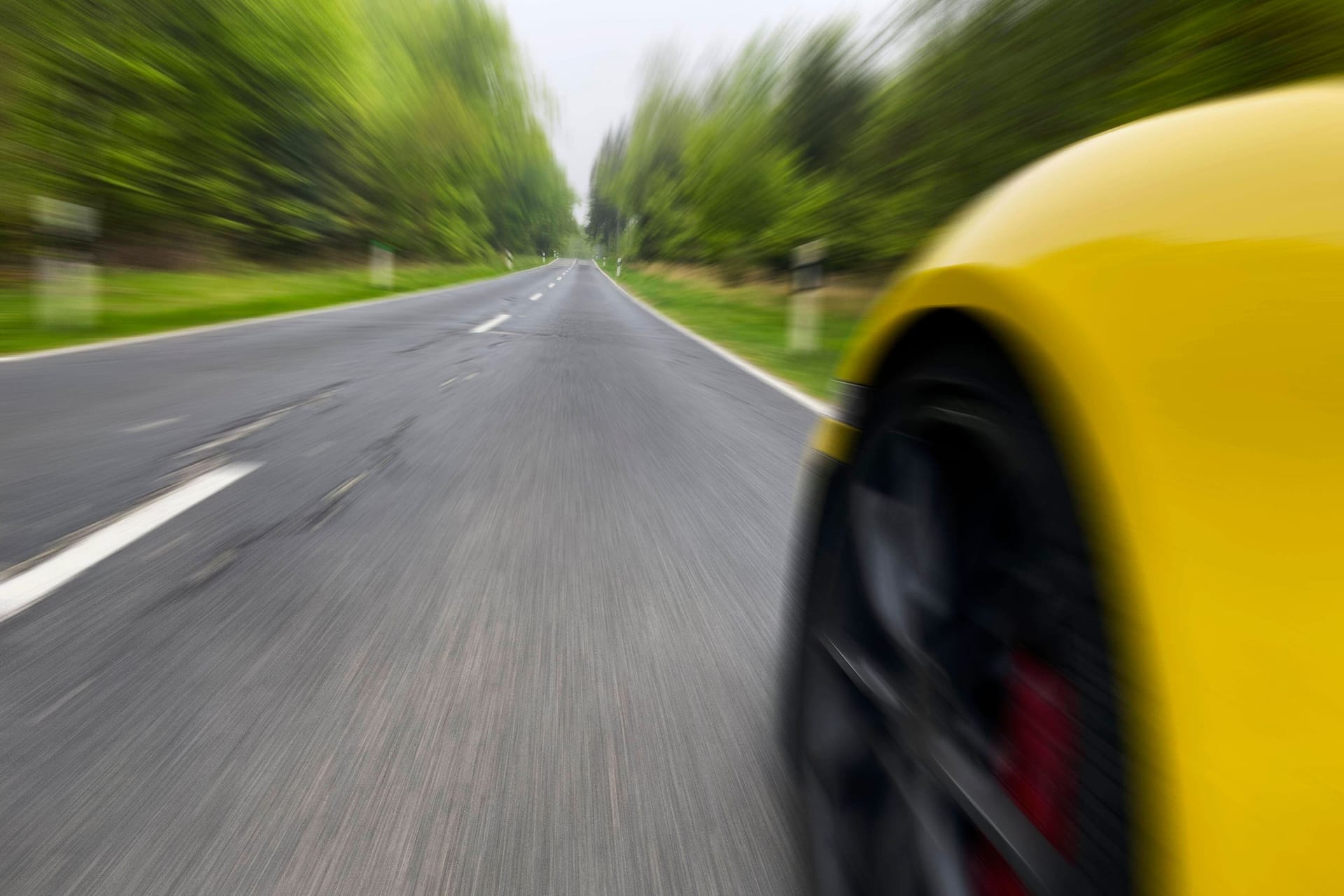 Auto mit hoher Geschwindigkeit auf einer Landstraße (Symbolfoto): In Bayern kam es am Freitag zu einer privaten Verfolgungsjagd.