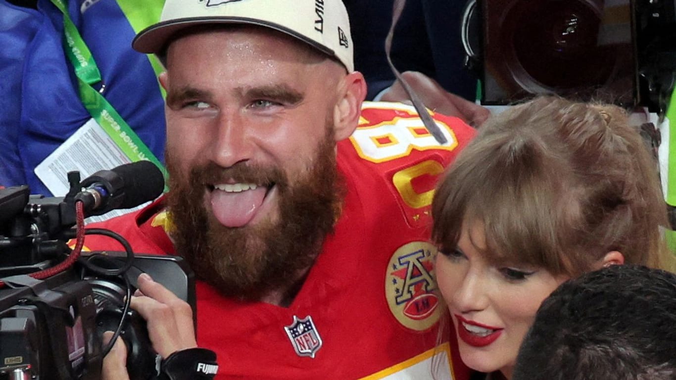 Footspieler Travis Kelce und Sängerin Taylor Swift feiern den Superbowl-Sieg der Kansas City Chiefs in Las Vegas.