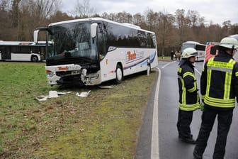Mehrere Personen wurden bei dem Unfall mit dem Reisebus verletzt.