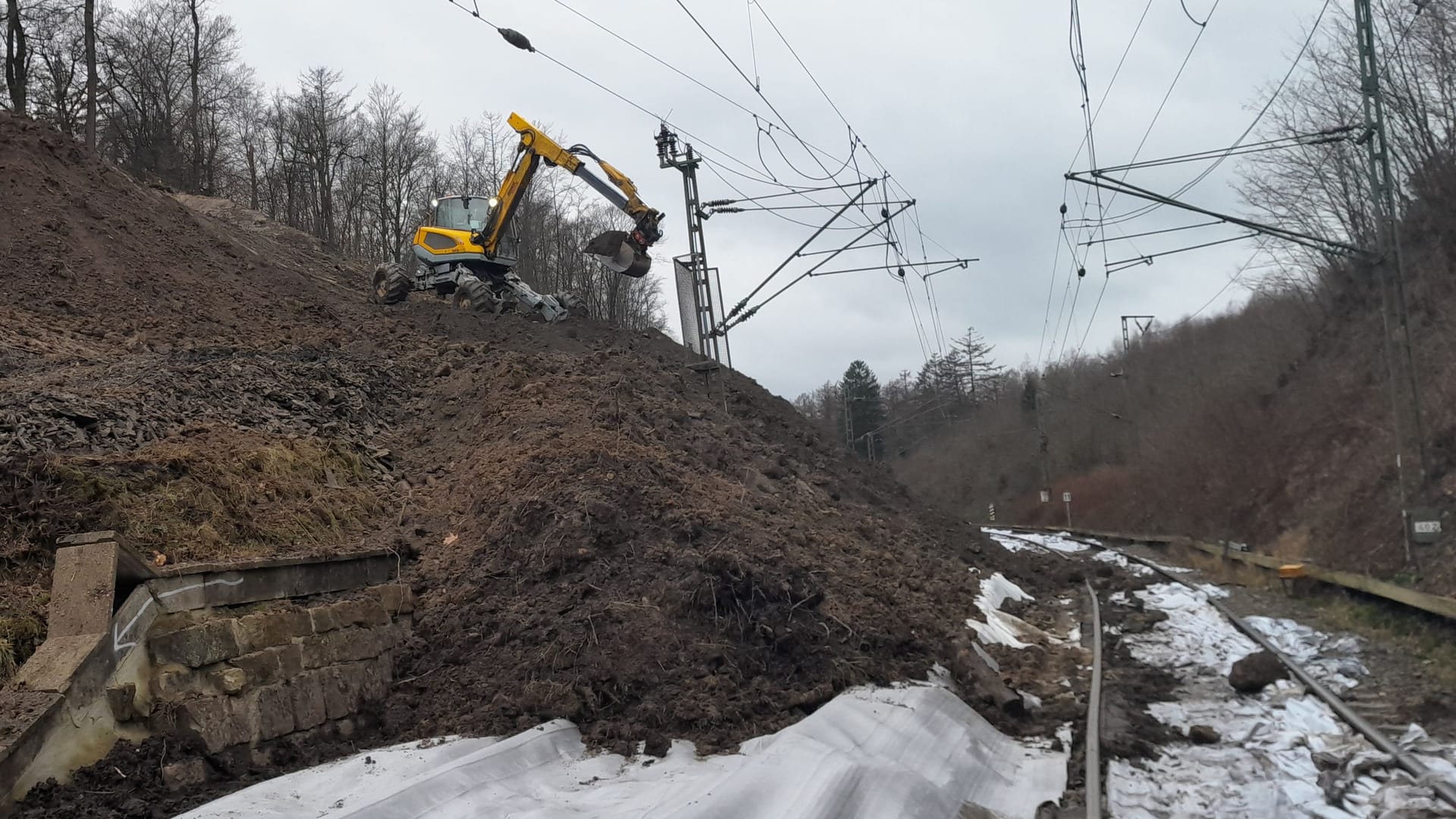 Seit Wochen wird entlang der Strecke gearbeitet: Ein Felsbruch ist der Grund.