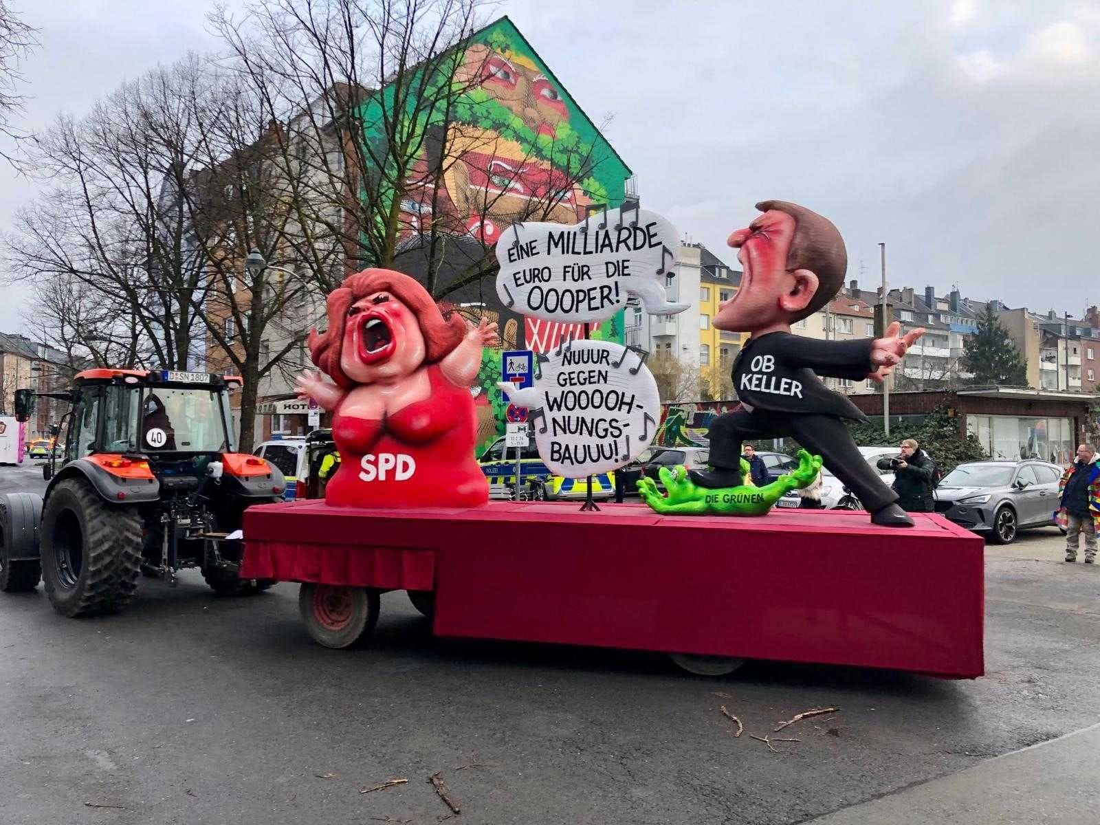 Die Lokalpolitik thematisiert Jacques Tilly auf einem seiner Wagen ebenfalls. Zu sehen ist Oberbürgermeister Stephan Keller (CDU), der für eine teure neue Oper wirbt. Die SPD entgegnet ihm: "Nuuur gegen Woooohnungsbauuu!" Die Lokalpolitik thematisiert Jacques Tilly auf einem seiner Wagen ebenfalls. Zu sehen ist Oberbürgermeister Stephan Keller (CDU), der für eine teure neue Oper wirbt. Die SPD entgegnet ihm: "Nuuur gegen Woooohnungsbauuu!"