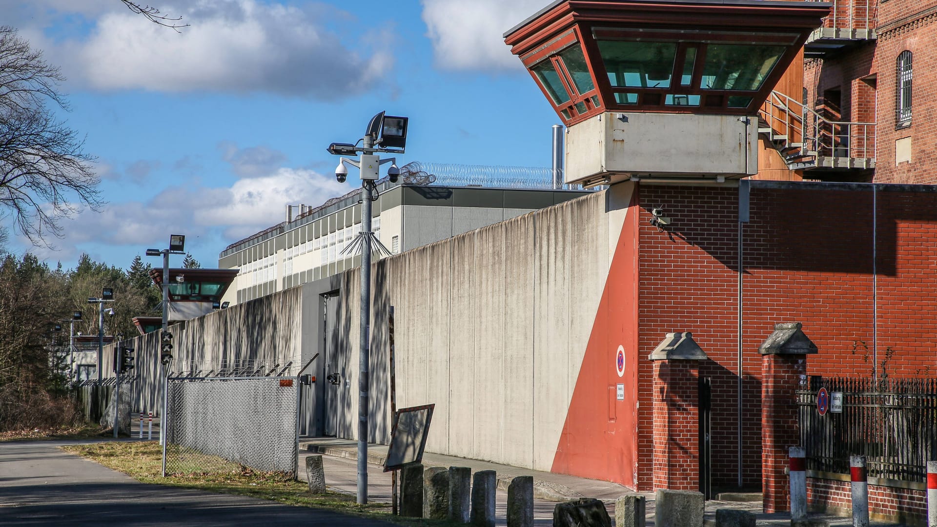 Die Justizvollzugsanstalt Tegel: Ein verurteilter Vergewaltiger ist bei einem Ausgang geflohen.