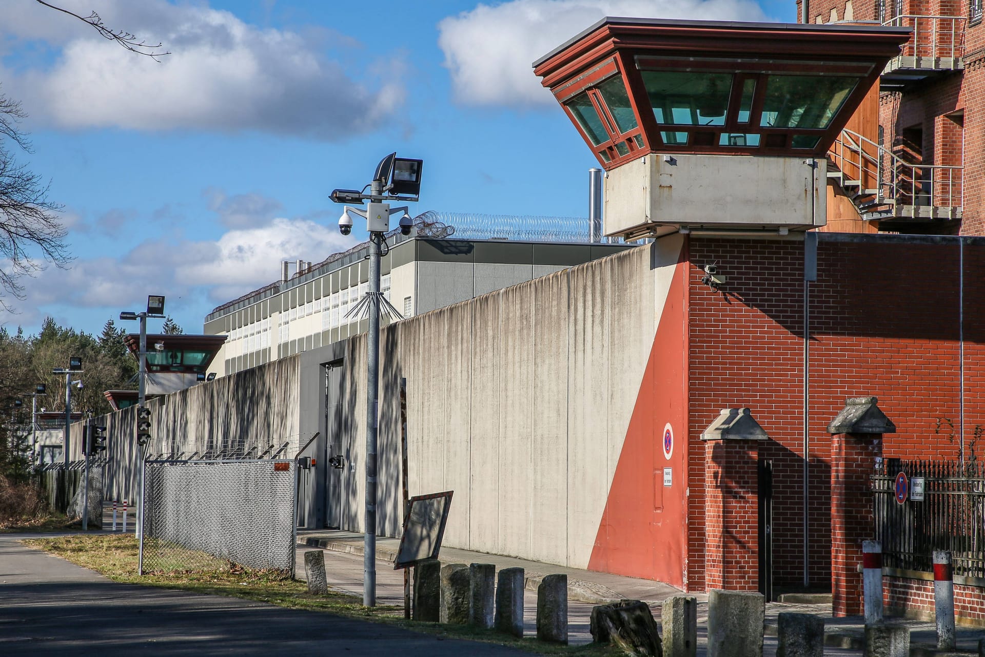 Die Justizvollzugsanstalt Tegel: Ein verurteilter Vergewaltiger ist bei einem Ausgang geflohen.