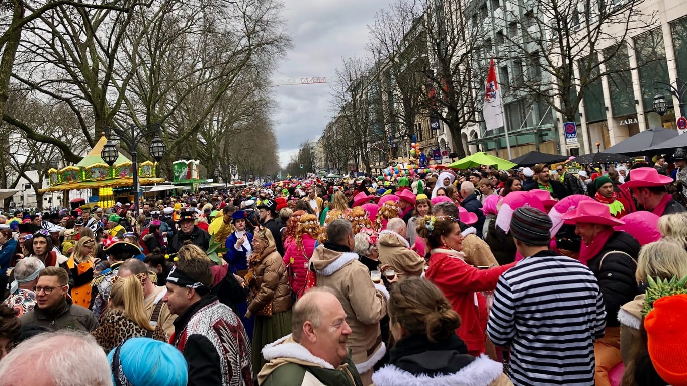 Die Kö am Sonntagmittag: Tausende feierten hier Karneval.