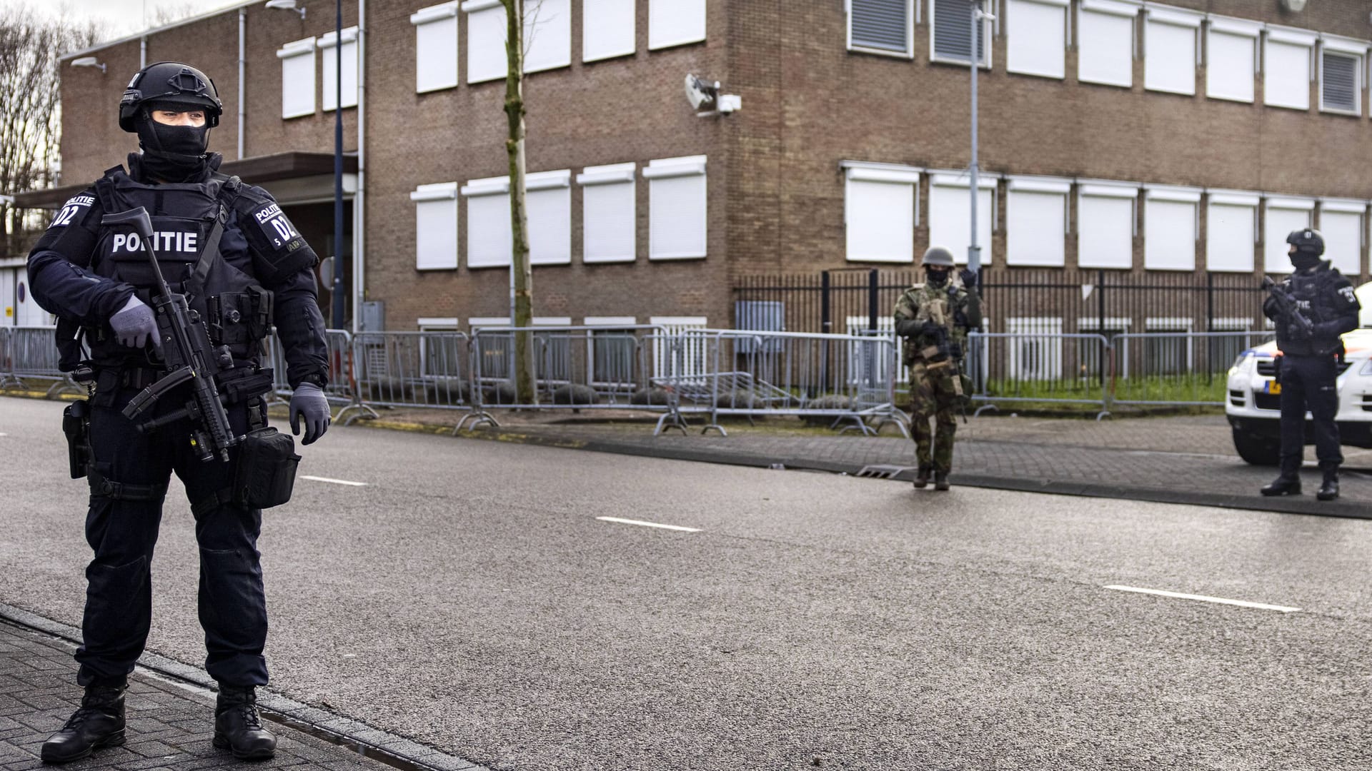 Polizisten vor dem Hochsicherheitstrakt "De Bunker" (Archivbild): nach dem Mord an einem der Anwälte musste der Prozess aus Sicherheitsgründen in einen Hochsicherheitstrakt verlegt werden.