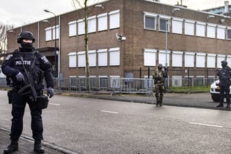 Polizisten vor dem Hochsicherheitstrakt "De Bunker" (Archivbild): nach dem Mord an einem der Anwälte musste der Prozess aus Sicherheitsgründen in einen Hochsicherheitstrakt verlegt werden.