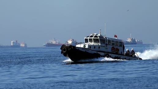 Ein Boot der türkischen Küstenwache (Symbolbild): Nach dem Untergang eines Frachters sucht die Küstenwache nach sechs vermissten Seeleuten. Ein Boot der türkischen Küstenwache (Symbolbild): Nach dem Untergang eines Frachters sucht die Küstenwache nach sechs vermissten Seeleuten.