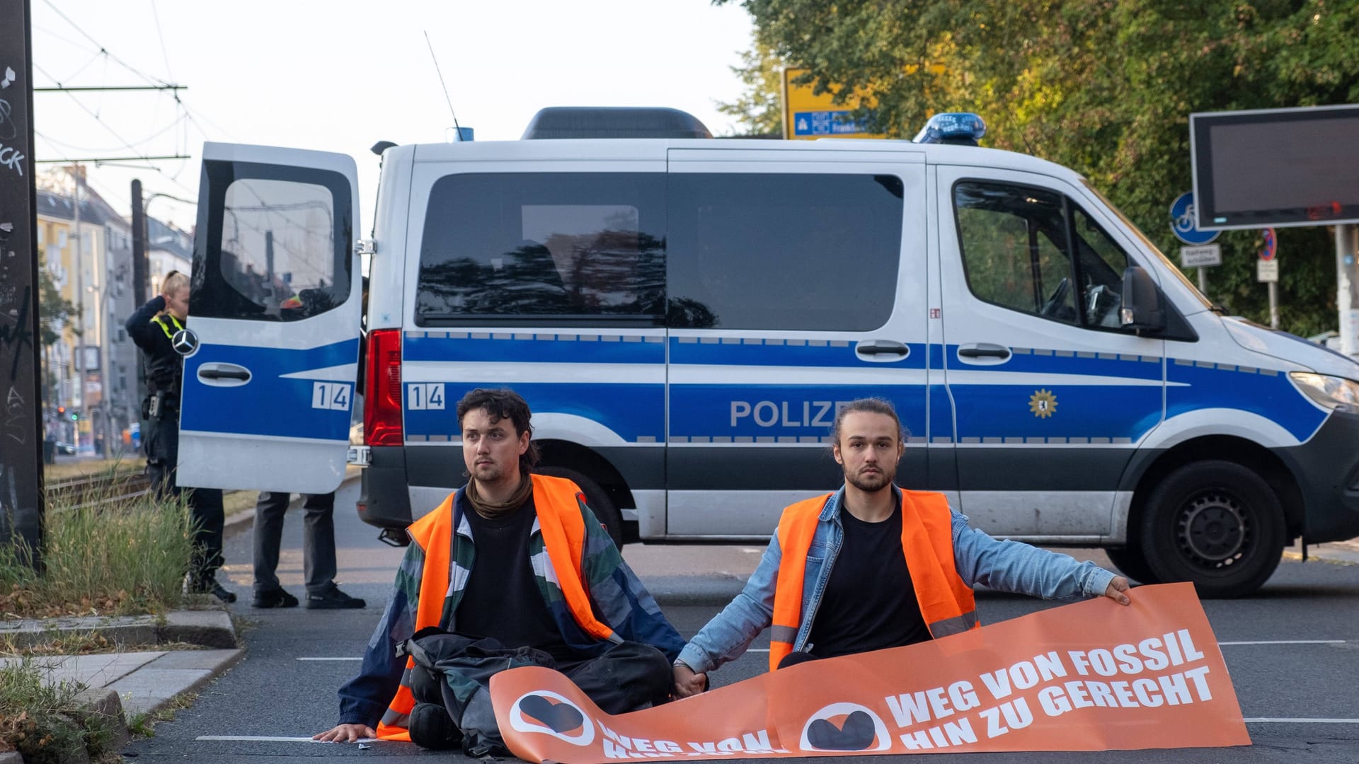 Klimaaktivisten der "Letzten Generation" bei einer Straßenblockade (Archivfoto): Die Aktivisten boykottieren die beschleunigten Verfahren gegen sie.