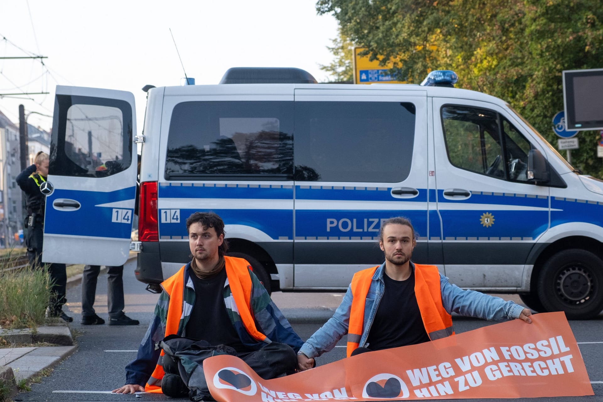 Klimaaktivisten der "Letzten Generation" bei einer Straßenblockade (Archivfoto): Die Aktivisten boykottieren die beschleunigten Verfahren gegen sie.