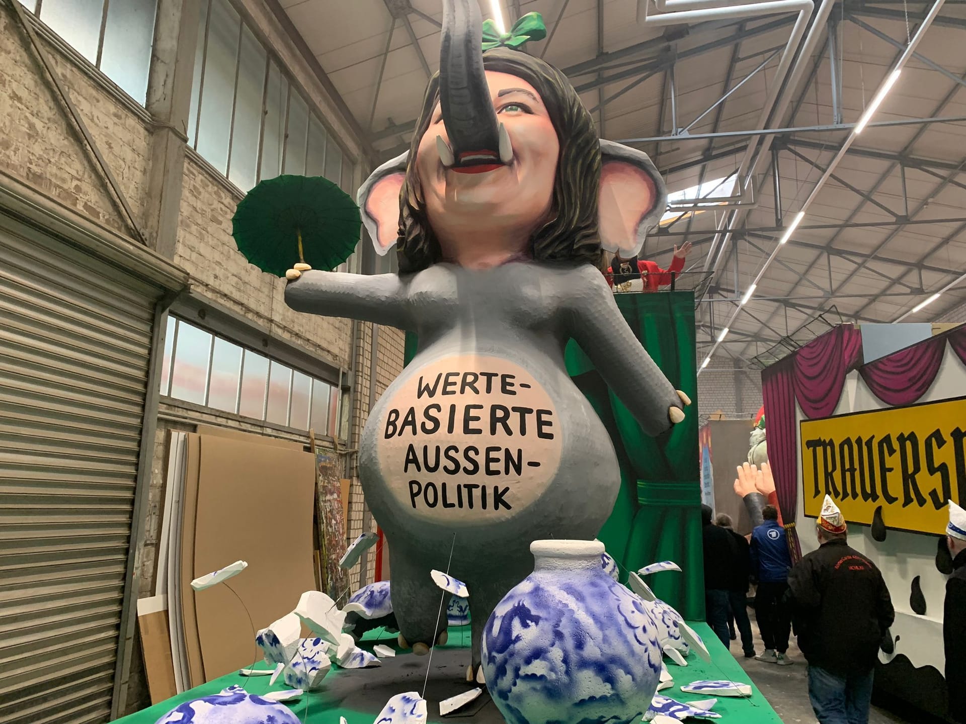 Als Elefant im Porzellanladen fährt auch ein Abbild von Außenministerin Annalena Baerbock beim diesjährigen Rosenmontagszug durch Köln mit.