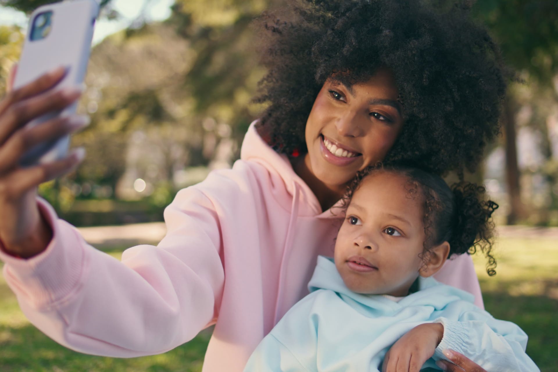 Mutter und Tochter mit Smartphone: Die Modelkarriere von Kinder-Influencern öffne Tür und Tor für Missbrauch, schreibt die "New York Times".