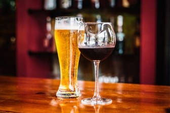 Bier und Wein: Dass Alkohol schädlich ist und viele Kalorien enthält, ist lange bekannt.